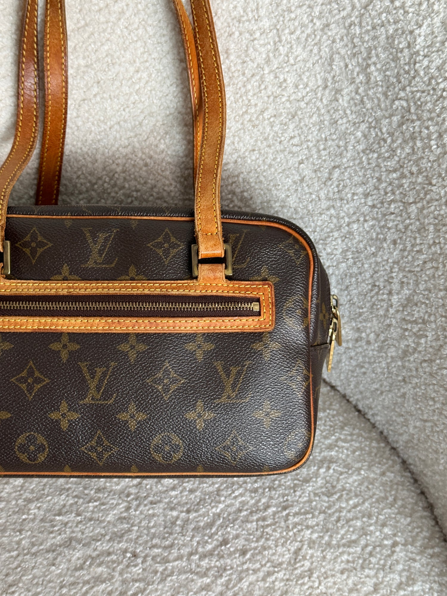 2002 Vintage Louis Vuitton Cite MM Handbag
